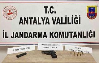 Araçta yapılan aramada ruhsatsız tabanca bulundu