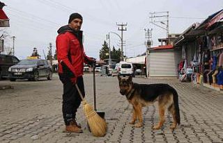 Artvin’de temizlik işçisi ile köpeğin kıskandıran...