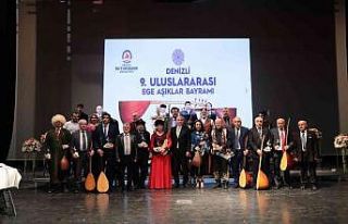 Aşıklar Denizlililer için çalıp söyledi