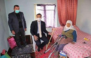 Asırlık Raziye nine duygulandı