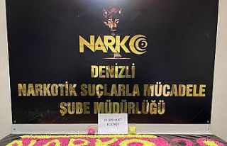 Asma tavandaki gizli bölmeden uyuşturucu ve para...