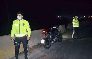 Ata çarpan motosikletli yaralandı