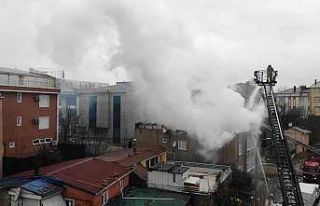 Ataşehir’de 3 katlı binanın çatı katı alevlere...
