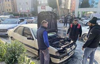 Ataşehir’de yanan araca, yangın tüpü ve su kovasıyla...