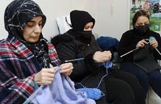 Attıkları her ilmek iç ısıtıyor