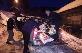 Ayancık Orman İşletme karla kaplı yolları aşıp...