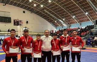 Aydınlı sporcular güreş grup müsabakalarından...