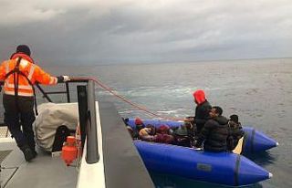 Ayvalık’ta 17 göçmen kurtarıldı