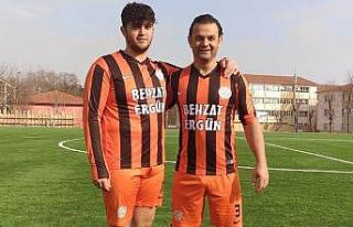 Baba oğul aynı takımda futbol oynuyor