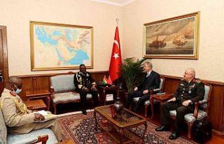 Bakan Akar, Gana Genelkurmay Başkanı Amoama’yı...