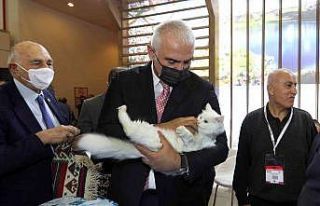 Bakan Ersoy, EMITT’te Van standını ziyaret etti