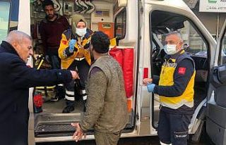 Bakan Koca üzeri kirli olduğu için ambulansa binmek...