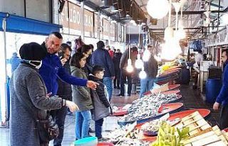 Bandırma Balık Hali’nde hamsi bolluğu yaşanıyor