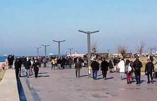 Bandırma’da güneşli havadada vatandaş sahile...