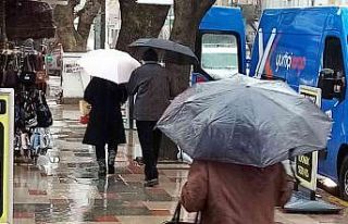 Bandırma’da sağnak yağış etkili oluyor