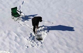 Baraj gölündeki 40 santimlik buzu kazma ile kırıp...