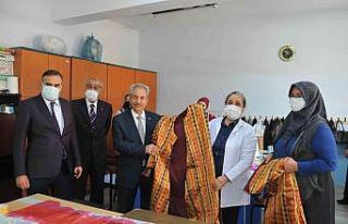 Başkan Akkaya dikiş nakış kursiyerleriyle bir...