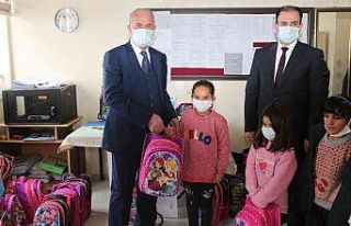 Başkan Akman öğrencileri sevindirdi