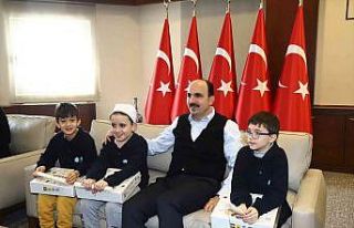 Başkan Altay Konyalı çocukları şivlilik hediyeleriyle...