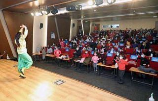 Başkan Amca’nın tiyatro hediyesi çocukları mutlu...