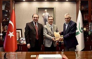 Başkan Ataç’a kitabını hediye etti