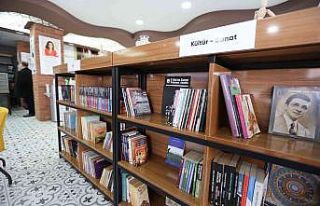 Başkan Atay Efeler’i kitaplarla dolduruyor