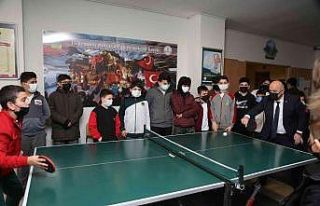Başkan Bıyık, öğrencilerle masa tenisi oynadı