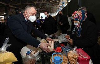 Başkan Büyükakın, Kandıra pazarını gezdi