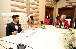 Başkan Erdem’den evlenen çiftlere 14 Şubat sürprizi