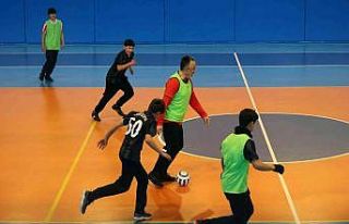 Başkan gençlerle futsal oynadı