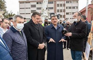 Başkan Gürkan kent meydanındaki çalışmaları...