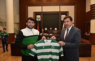 Başkan Kılca’dan başarılı sporculara ödül