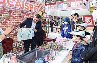 Başkan Kocaispir, fuarda lale figürlü ebru yaptı