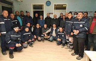 Başkan Oral, günün ilk çayını işçilerle işçi