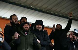 Başkan Özlü’den takımlara tribünden destek