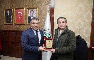 Başkan Şayir, muhtarlara teşekkür plaketi takdim...