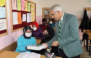 Battalgazi’deki öğrencilere eğitim desteği sürüyor