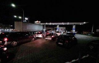 Belçika’da vatandaşlar akaryakıt istasyonları...