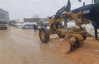 Besni Belediyesi bozulan yolları onarıyor