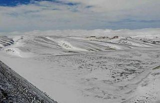 Beyaz örtüyle kaplanan baraj gözden kayboldu