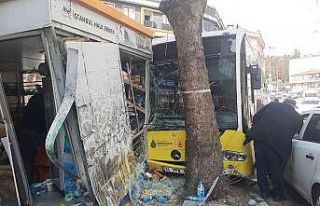 Beyoğlu’nda İETT otobüsü Halk Ekmek büfesine...