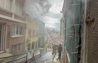 Beyoğlu’nda korkutan yangın: İtfaiyeye hatalı...
