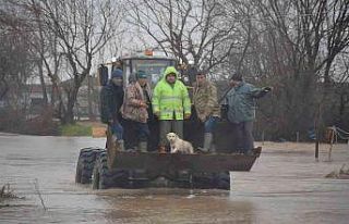 Biga’da sel sularında mahsur kalan aile iş makinesiyle...