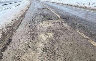 Bilecik-Yenişehir karayolundaki çukurlar sürücülere...