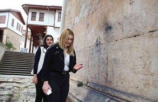 Bin 892 yıllık tarihi yapıya kuru boya döktüler