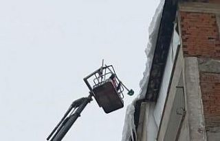 Bingöl’de buz sarkıtları temizleniyor