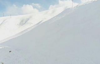 Bingöl’de çığ nedeniyle kapanan yol ulaşıma...