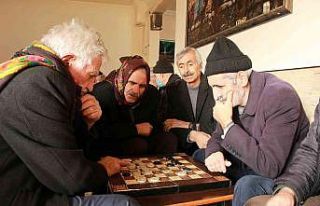Bingöl’de müdavimleri ‘Dama’dan vazgeçmiyor