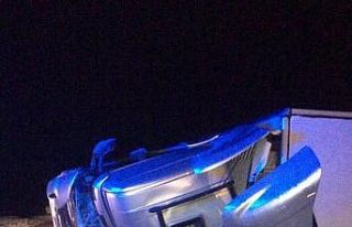 Bingöl’de tır devrildi: 1 yaralı