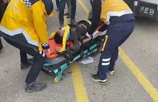 Bisikletiyle yolun karşısına geçmeye çalışan...